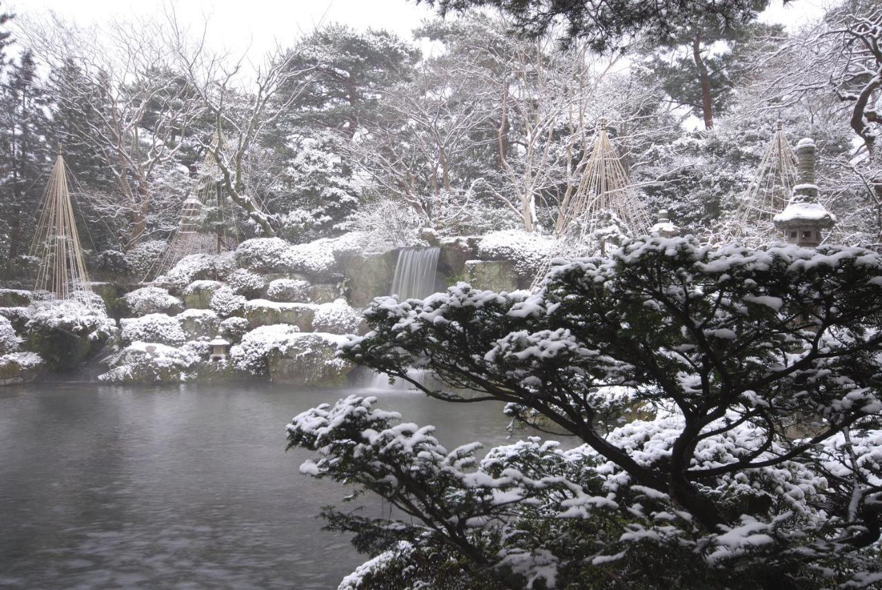 Suimeikan Gero Exterior foto A view of the park in winter