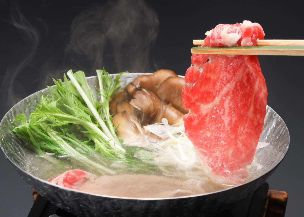 Suimeikan Gero Exterior foto A piece of marbled beef being dipped into a pot of soup