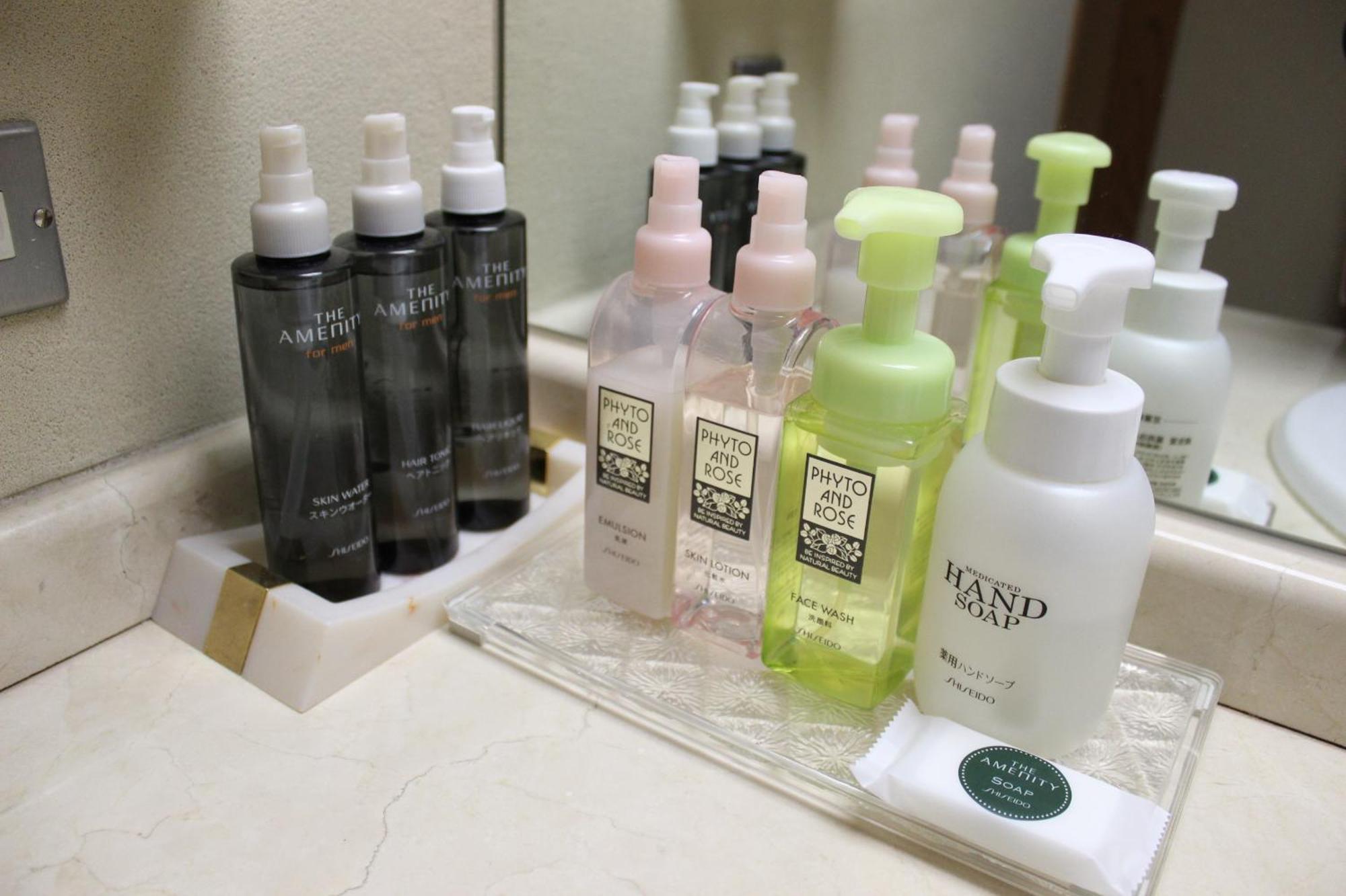 Suimeikan Gero Cameră foto A selection of toiletries in a hotel bathroom